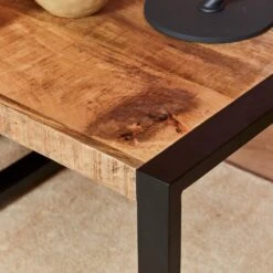 Beistelltisch Britt -Möbelhaus Bijzettafel Britt Mangohout Mokana Meubelen 2 1300 1000 scaled 1
