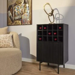 Weinschrank Madison -Möbelhaus Wijnkast Madison Zwart Mangohout Sfeer 2 1300 1000 scaled 1