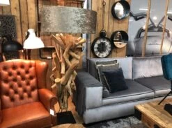 Baumstammleuchte Mit Kroko-Lampenschirm